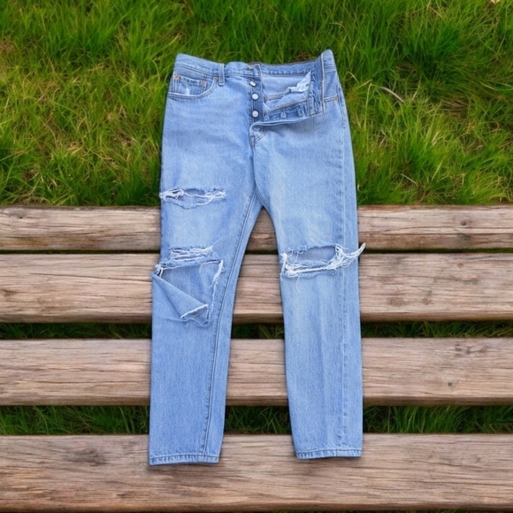 Levi's 501 button fly Thrashed busted knee light wash denim jeans W29 L28 - Picture 1 of 10